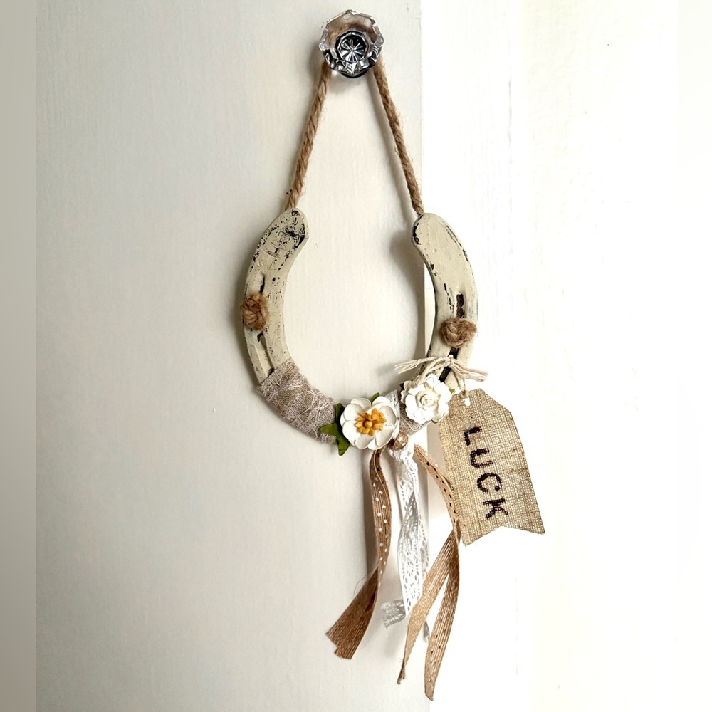 Decorative Horseshoe Wall Hanging with Flowers